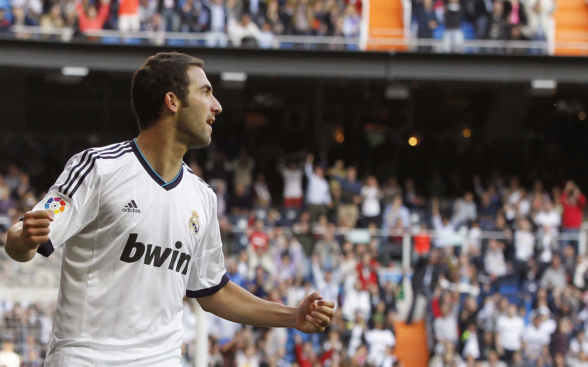 _运动员在赛场边的温暖瞬间感动人心_，运动员在赛场上的作文