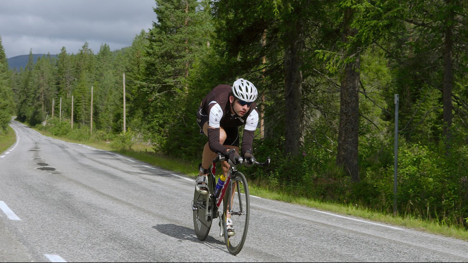 ayx体育app官网入口-“路见不平”——车队与车手面对艰难挑战的坚韧精神